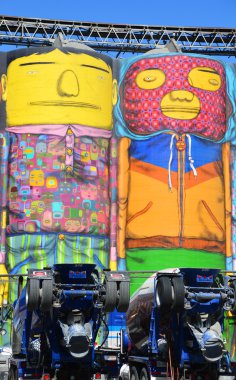 Vancouver Bc Canada 10 Haziran 2015: Okyanus Betonu, Granville Adası 'nın endüstriyel geçmişiyle olan son bağı ve şimdi iki ünlü Brezilyalı sokak sanatçısı Os Gemeos tarafından 6 beton silo dönüştürülüyor.