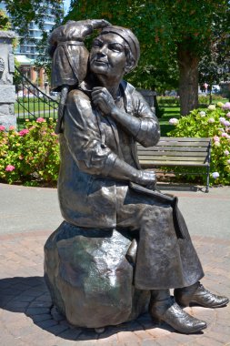 Victoria Bc Canada 22 Haziran 2015: Ünlü Kanadalı sanatçı Emily Carr 'ın anısına yapılan bronz heykel, Victoria' nın ünlü vatandaşının memleketinde heykeltıraş Barbara Paterson tarafından anılmasını sağladı. 