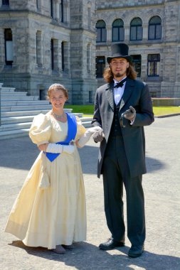 Victoria Bc Canada 19 Haziran 2015: Genç bir çift, Victoria 'nın parlamento binasının önünde XX asrını yeniden canlandırıyor. Victoria 'nın turistleri için gösteri yapıyorlar..