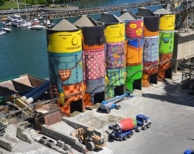 Vancouver Bc Canada 10 Haziran 2015: Okyanus Betonu, Granville Adası 'nın endüstriyel geçmişiyle olan son bağı ve şimdi iki ünlü Brezilyalı sokak sanatçısı Os Gemeos tarafından 6 beton silo dönüştürülüyor.