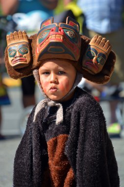 Victoria Bc Canada 24 Haziran 2015: Geleneksel kostümlü Hintli kimliği belirsiz çocuk. Bc 'deki ilk uluslar, Bc eyaletindeki çok sayıda İlk Uluslar hükümeti ve halktan oluşmaktadır.
