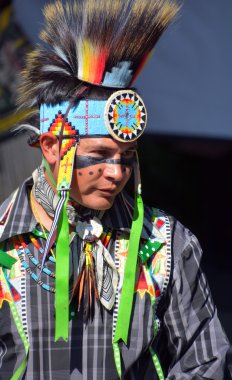 Victoria Bc Canada 24 Haziran 2015: Geleneksel kostümlü yerli adam. Bc 'deki ilk milletler, Britanya Kolumbiyası eyaletindeki çok sayıda İlk Uluslar hükümeti ve halktan oluşmaktadır.