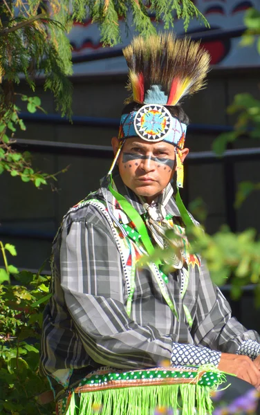 Victoria Canadá Junio 2015 Hombre Indígena Traje Tradicional Las Primeras — Foto de Stock