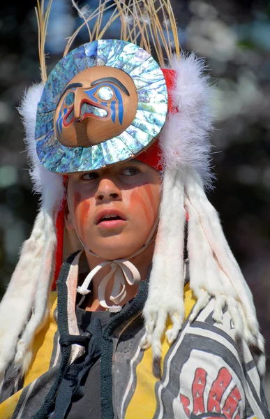 Victoria Canada 2015年6月24日 身着传统服装的身份不明的印第安儿童 不列颠哥伦比亚省的第一民族组成了不列颠哥伦比亚省的许多第一民族政府和人民 — 图库照片