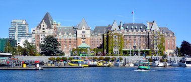 Victoria Bc Canada 19 Haziran 2015: İmparatoriçe Oteli kentin kendisi için bir semboldür. Ulusal önemi nedeniyle Ulusal Tarih Bölgesi olarak belirlendi.
