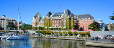 Victoria Bc Canada 19 Haziran 2015: İmparatoriçe Oteli kentin kendisi için bir semboldür. Ulusal önemi nedeniyle Ulusal Tarih Bölgesi olarak belirlendi.