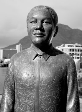 Cape Town Güney Afrika 25 Mayıs 2009: Nelson Mandela 'nın heykeli özgür ve huzurlu bir Güney Afrika görmek için 27 yılını verdi ve 1993 yılında Nobel Barış Ödülü' nü Cape Town 'da kazandı.