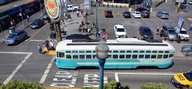 Modern şehrin eski tramvayı