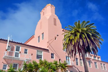 La Jolla Ca Usa Nisan 06, 2015: La Valencia Hotel, 1909 'da inşa edildi; başlangıçta Cabrillo Hotel olarak adlandırıldı ve La Valencia West olarak değiştirildi; 1959' da yeniden düzenlendi; 1987 'de eklenmesine izin verildi.