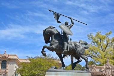 San Diego Ca Usa 11 Nisan: İspanya 'nın Berberilere karşı savaşında Rodrigo Diaz de Vivar' ın (El Cid) 23 ayak yüksekliğindeki heykeli. Balboa Park San Diego 'da. 11 Nisan 2015 'te