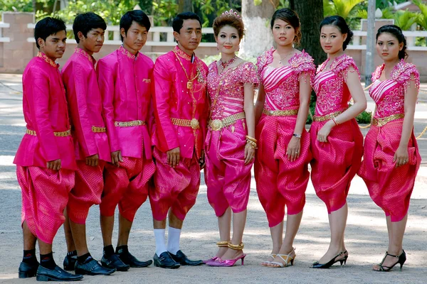 Siem Reap Kambodja Mars Oidentifierad Ung Man Och Kvinnor Klädda — Stockfoto
