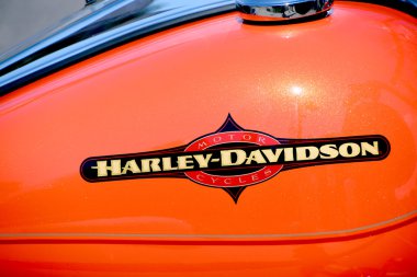Harley Davidson motosikleti asfalt yolda.