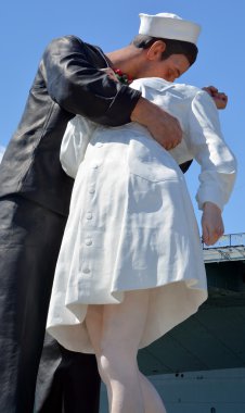 San Diego Usa 8 Nisan 2015: San Diego limanında kayıtsız şartsız teslim heykeli. Seward Johnson tarafından yapılan heykel, New York Times Meydanı 'ndaki Vj gününde Alfred Eisenstaedt' in fotoğrafına benziyor.