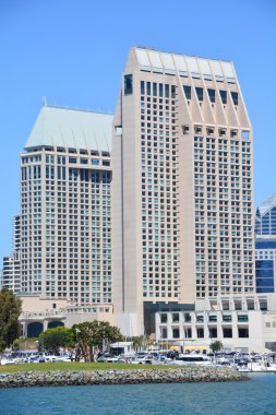 San Diego Ca Usa 08 Nisan 2015: Manchester Grand Hyatt Hotel, San Diego 'da iki kuleden oluşan yüksek binadır. Kuleler şehirdeki en yüksek üçüncü ve yedinci binalar..