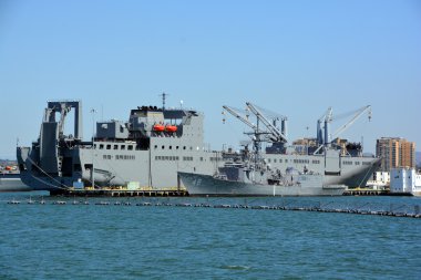 San Diego Ca Usa Nisan 09 2015: Usns Bob Hope (T-Akr-300), askeri araç edatı için taşımacılık sınıfı kargo gemilerinin öncü gemisi, ABD 'nin Bob Hope' dan sonra adlandırılan tek donanma gemisidir.
