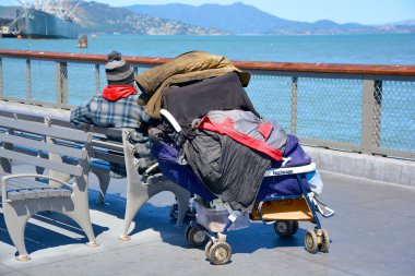 San Francisco Ca Usa 04: 12 2015: Evsiz, Golden State 'in en çetin problemlerinden birine sahip. San Francisco 'da kriz ve salgın gibi kelimeler sokaktaki çok sayıda insanı tanımlar..