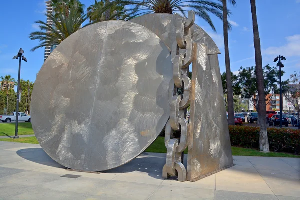 圣地亚哥Causa 2015年4月6日 巨大的钢铁雕塑被称为 打破锁链 它坐落在小马丁路德国王大道的中间 — 图库照片