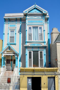 Şehir merkezinde eski bir ev.