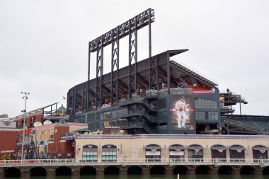 Bulutlu şehirde modern stadyum