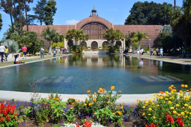 San Diego Ca Usa 8 Nisan 2015: Balboa Park 'taki tarihi yapı, 1915-1916 sergisi için inşa edilmiş ve 2000' den fazla kalıcı tesis sergilenmektedir..