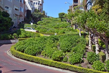 San Francisco Ca Usa 15 Nisan 2015 tarihinde San Francisco California 'nın doğu-batı caddesinde kurulmuştur. Sokak dünyanın en eğri caddesi olarak bilinir.