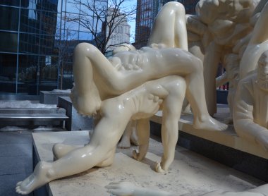 Gökdelen arkaplanındaki mermer heykel