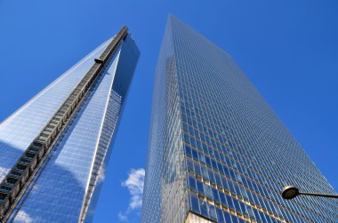 NEW YORK - ECTOBER 24: Lower mahattan ve One World Trade Center veya Freedom Tower 24 Ekim 2013 tarihinde New York City, New York 'ta inşa edilen yeni Dünya Ticaret Merkezi kompleksinin birincil binasıdır. 