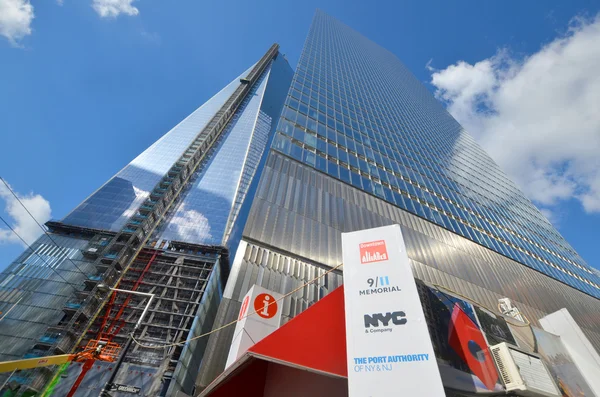 2013年10月24日 位于纽约纽约市的下商业区和一个世界贸易中心或自由塔 是新的世界贸易中心建筑群的主要建筑 — 图库照片