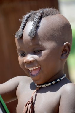 Swakopmund, Namibya, 09 Ekim 2014: Swakopmund 'un Mondesa gecekondu bölgesinde yaşayan tanımlanamayan çocuk fron Himba kabilesi. Namibya 'da evlerin yaklaşık yüzde 27,6' sı yoksul olarak sınıflandırılıyor. 