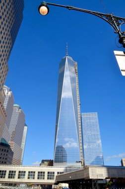 NEW YORK - ECTOBER 24: Lower mahattan ve One World Trade Center veya Freedom Tower 24 Ekim 2013 tarihinde New York City, New York 'ta inşa edilen yeni Dünya Ticaret Merkezi kompleksinin birincil binasıdır. 