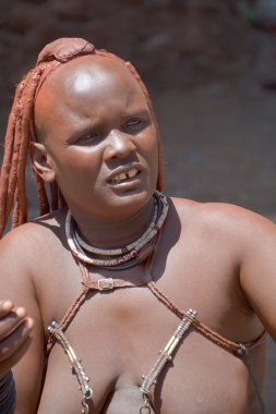 Swakopmund, Namibya 09 Ekim 2014: Himba kabilesi gelen kimliği belirsiz bir kadın. Himba çoğu Kuzey Namibya Güneybatı Afrika'da üzerinde 09 Ekim 2014: Kunene bölgesinde yaşayan yerli halkların 