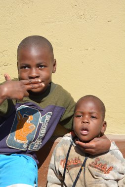 Swakopmund, Namibya, 09 Ekim 2014: Swakopmund 'un Mondesa gecekondu mahallesinde yaşayan kimliği belirsiz çocuk. Namibya 'da evlerin yaklaşık yüzde 27,6' sı yoksul olarak sınıflandırılıyor.