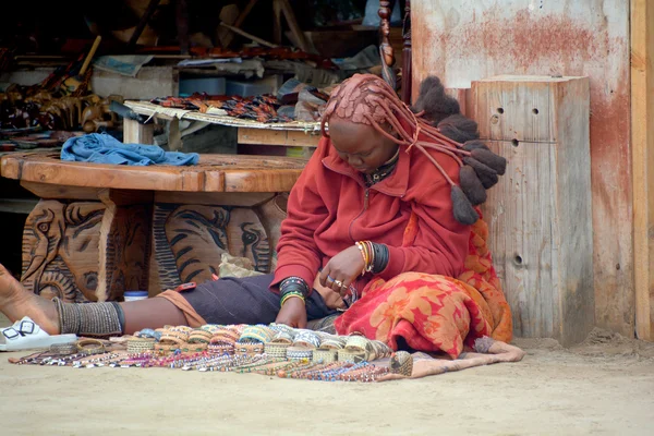 2014年10月9日 纳米比亚斯瓦科普蒙德 希巴部落的妇女出售纪念品 Himba是2014年10月9日居住在纳米比亚北部西南非洲Kunene地区的土著民族 — 图库照片