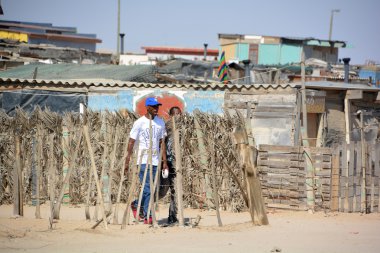 Swakopmund, Namibya, 09 Ekim 2014: Swakopmund 'un Mondesa gecekondu mahallesinde yaşayan kimliği belirsiz çocuk. Namibya 'da evlerin yaklaşık yüzde 27,6' sı yoksul olarak sınıflandırılıyor.