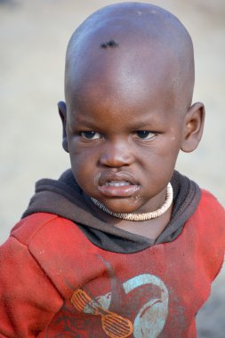 Khorixas, Namibya 09 Ekim 2014: Tanımlanamayan çocuk Himba kabilesi. Himba, Güney-Batı Afrika 'nın Kunene bölgesinde, Kuzey Namibya' da yaşayan yerli halktır. 