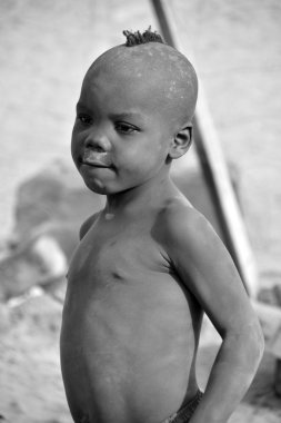 Khorixas, Namibya 09 Ekim 2014: Tanımlanamayan çocuk Himba kabilesi. Himba, Güney-Batı Afrika 'nın Kunene bölgesinde, Kuzey Namibya' da yaşayan yerli halktır. 
