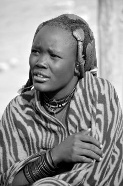 Swakopmund, Namibya 09 Ekim 2014: Himba kabilesi gelen kimliği belirsiz bir kadın. Himba çoğu Kuzey Namibya Güneybatı Afrika'da üzerinde 09 Ekim 2014: Kunene bölgesinde yaşayan yerli halkların 