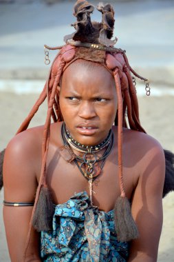 Swakopmund, Namibya 09 Ekim 2014: Himba kabilesi gelen kimliği belirsiz bir kadın. Himba çoğu Kuzey Namibya Güneybatı Afrika'da üzerinde 09 Ekim 2014: Kunene bölgesinde yaşayan yerli halkların 