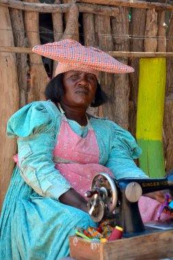 Kaokoland Namibia 14 Ekim: Bilinmeyen Kahraman Kadın 14 Ekim 2014 tarihinde Opuwo yakınlarında geleneksel giysiler içinde. Namibya. Bugün 240.000 üyeyle birlikte Bantu grubuna mensup olan Herero..