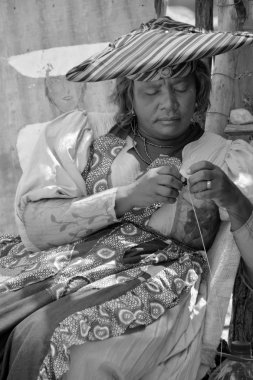 Kaokoland Namibia 14 Ekim: Bilinmeyen Kahraman Kadın 14 Ekim 2014 tarihinde Opuwo yakınlarında geleneksel giysiler içinde. Namibya. Bugün 240.000 üyeyle birlikte Bantu grubuna mensup olan Herero..