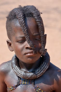 Khorixas, Namibya 09 Ekim 2014: Tanımlanamayan çocuk Himba kabilesi. Himba, Güney-Batı Afrika 'nın Kunene bölgesinde, Kuzey Namibya' da yaşayan yerli halktır. 