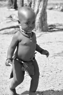 Khorixas, Namibya 09 Ekim 2014: Tanımlanamayan çocuk Himba kabilesi. Himba, Güney-Batı Afrika 'nın Kunene bölgesinde, Kuzey Namibya' da yaşayan yerli halktır. 
