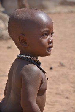 Khorixas, Namibya 09 Ekim 2014: Tanımlanamayan çocuk Himba kabilesi. Himba, Güney-Batı Afrika 'nın Kunene bölgesinde, Kuzey Namibya' da yaşayan yerli halktır. 
