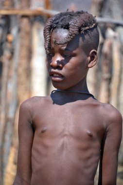 Khorixas, Namibya 09 Ekim 2014: Tanımlanamayan çocuk Himba kabilesi. Himba, Güney-Batı Afrika 'nın Kunene bölgesinde, Kuzey Namibya' da yaşayan yerli halktır. 
