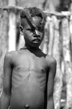 Khorixas, Namibya 09 Ekim 2014: Tanımlanamayan çocuk Himba kabilesi. Himba, Güney-Batı Afrika 'nın Kunene bölgesinde, Kuzey Namibya' da yaşayan yerli halktır. 