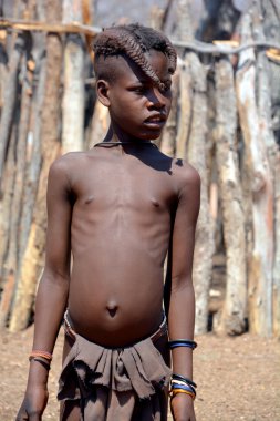 Khorixas, Namibya 09 Ekim 2014: Tanımlanamayan çocuk Himba kabilesi. Himba, Güney-Batı Afrika 'nın Kunene bölgesinde, Kuzey Namibya' da yaşayan yerli halktır. 