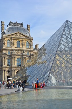 PARIS, FRANCE OCTOBER 20, 2014: Günbatımında Louvre Müzesi 'nde Ters Piramit' in (mimar Pei Cobb Freed) görüntüsü. 8.8 milyon yıllık ziyaretçiyle Louvre, dünya çapında en çok ziyaret edilen müze oldu.. 