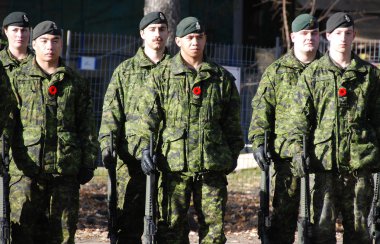 Montreal Kanada 6 Kasım: Kanadalı askerler 6 Kasım 2011 'de Montreal, Kanada' yı anmak için üniformalarını giydiler. Günü 7-11-19 tarihlerinde Kral V. George anısına düzenlendi.. 