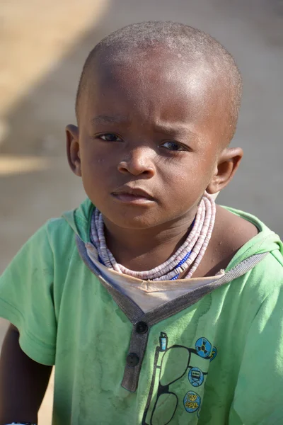 2014年10月9日 2014年10月9日 ナミビアのスワコプムントのモンデサスラムに住む未確認の子供 ナミビアでは約27 の世帯が貧困層に分類されている — ストック写真
