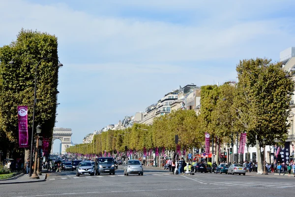 2014年10月14日 法国巴黎 巴黎最有名的大道香蕉丽舍和胜利拱门 Triumphal Arch Etoile 拥有1 91亿条 遍布商店 咖啡馆和餐馆 — 图库照片